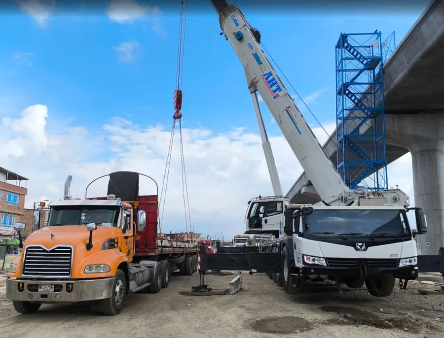 Grúa realizando izaje junto a un tractocamión de NBT