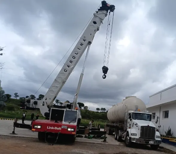 Grúa junto a un tractocamión con tanque